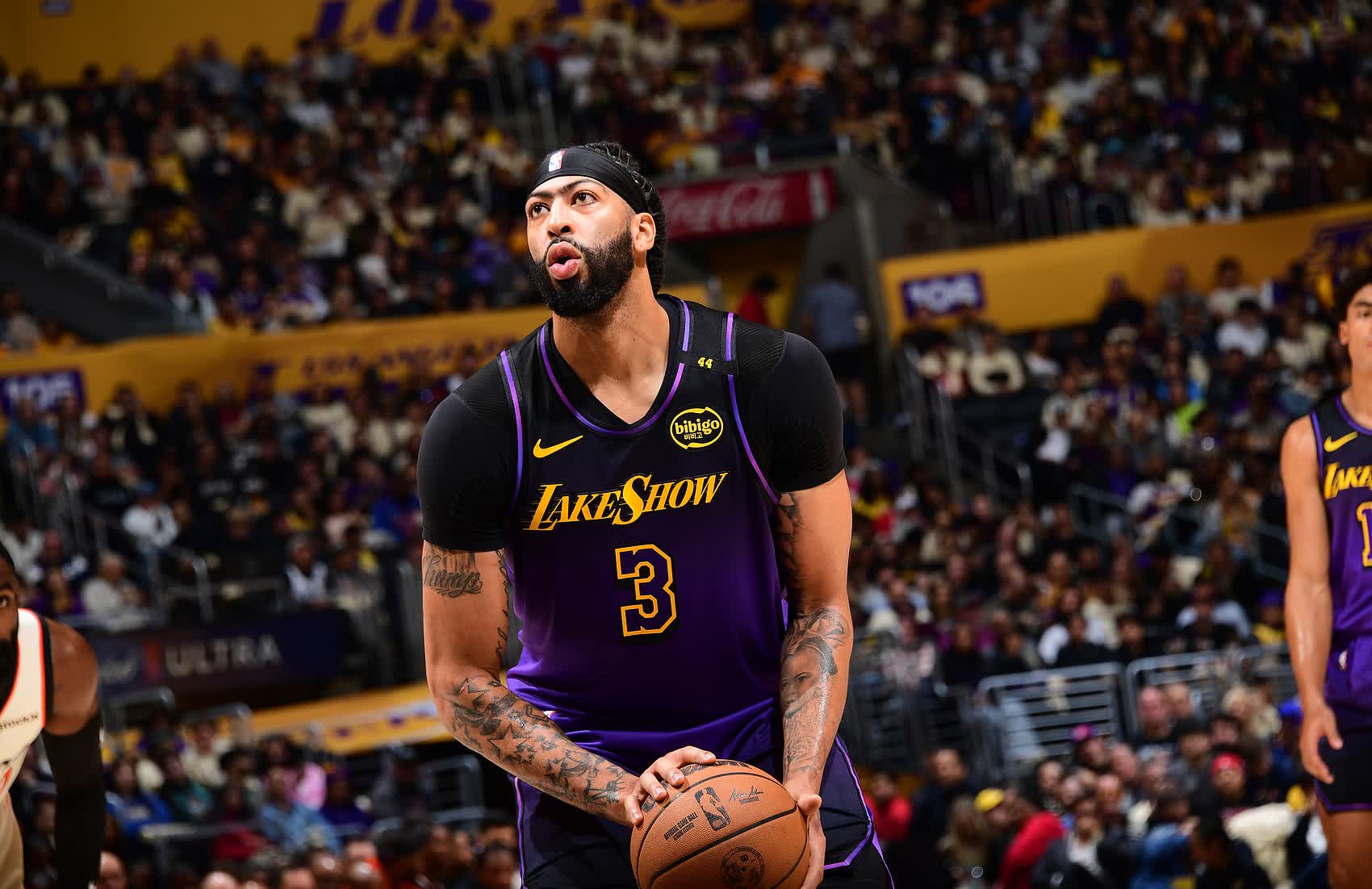 湖人复出首战，官方宣布新规状态火爆，浓眉哥成为焦点！