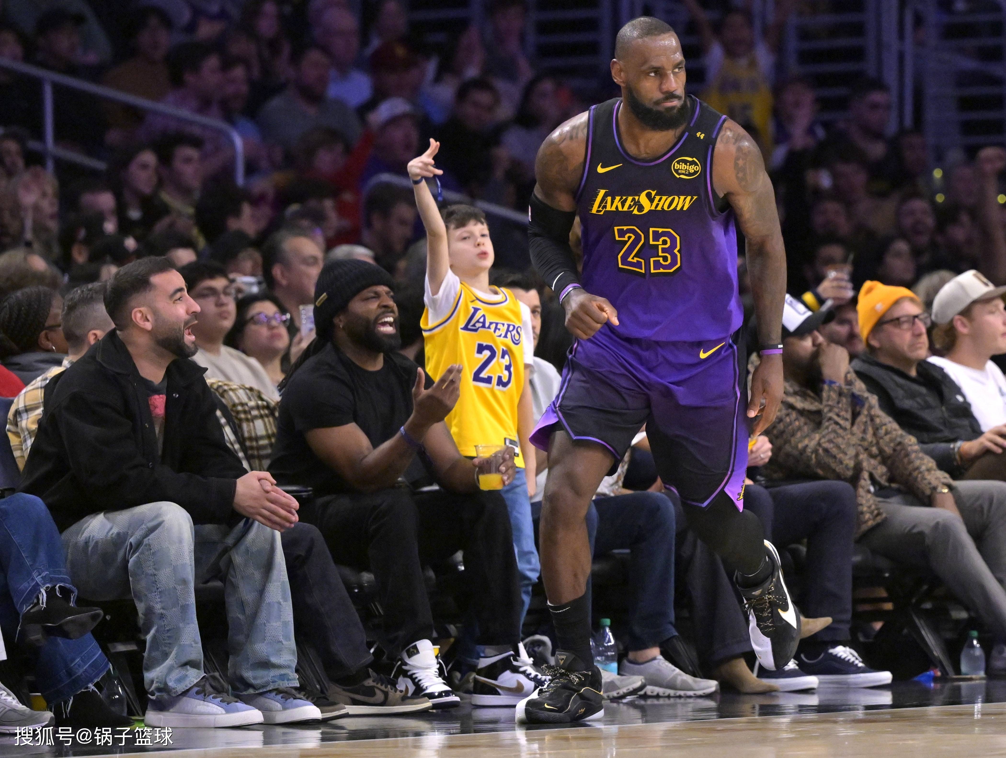 詹姆斯爆发新星,复出首战轰40分刷新纪录,篮网球队迎来希望! 詹姆斯爆发新星,复出首战轰40分刷新纪录,篮网球队迎来希望!