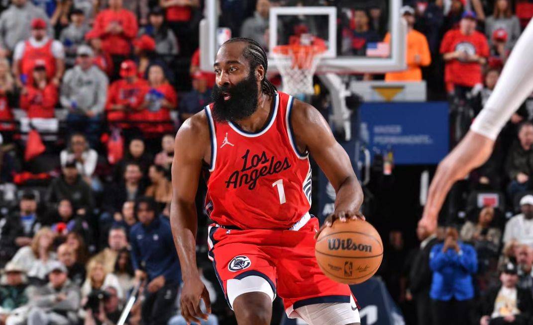 独行侠绝杀时刻，哈登点燃赛场，逆转取胜迎来胜利！